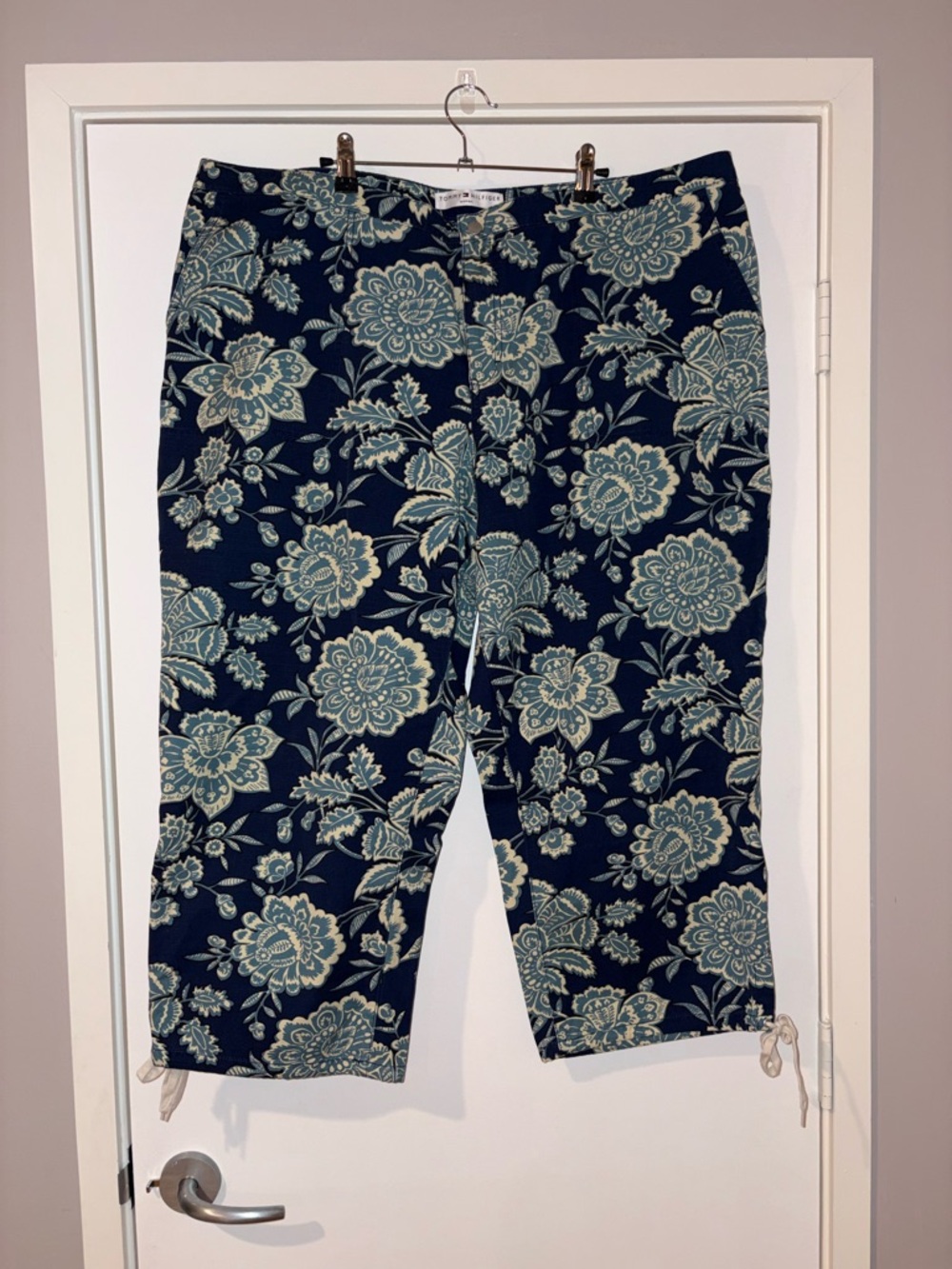 Tommy Hilfiger Floral Crop Pattern Pants